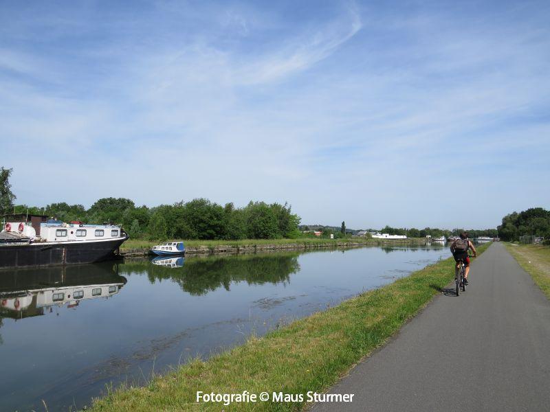 Belgisch Limburg (394) 2013-06-18  Maasmechelen - Dilzen.jpg - Het is 33 graden, maar an deze kant fietsend in de schaduw, goed uit te houden